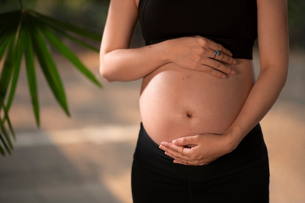 Free photo pregnant woman dressed in sports attire