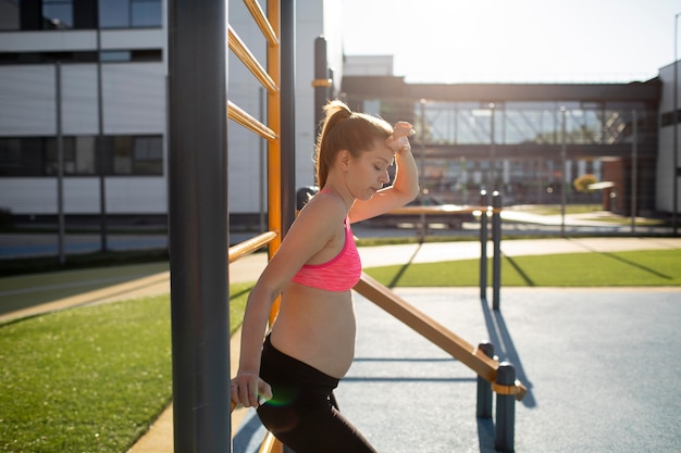 屋外で一人で運動する妊婦