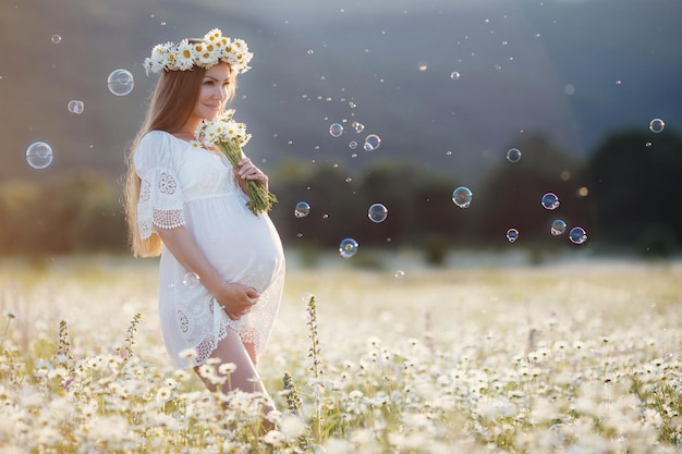 Free photo pregnant woman in field