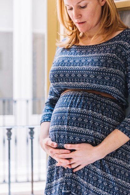 バルコニーの前で妊娠中の女性