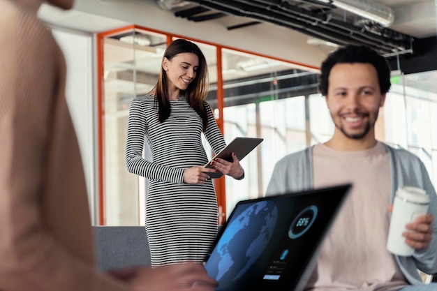 Free photo pregnant woman having a business meeting