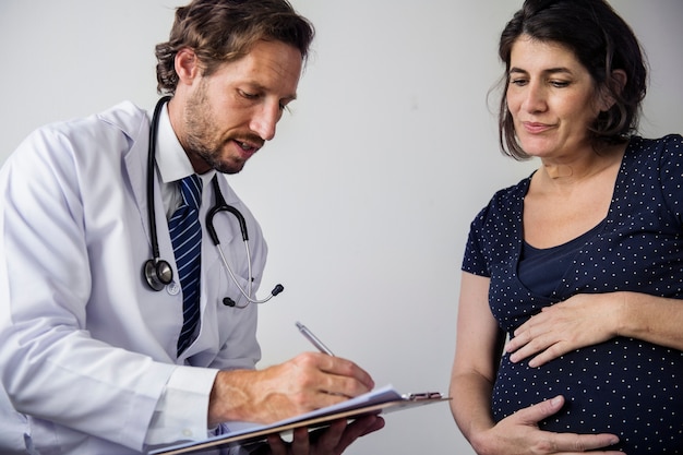 Donna incinta che ha monitoraggio fetale dal medico