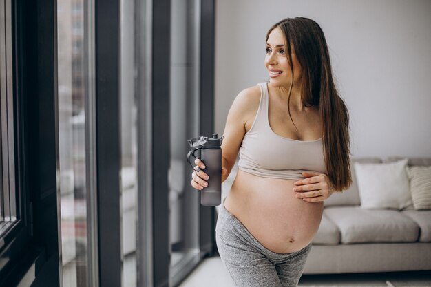 自宅で運動した後、休んでいる妊婦