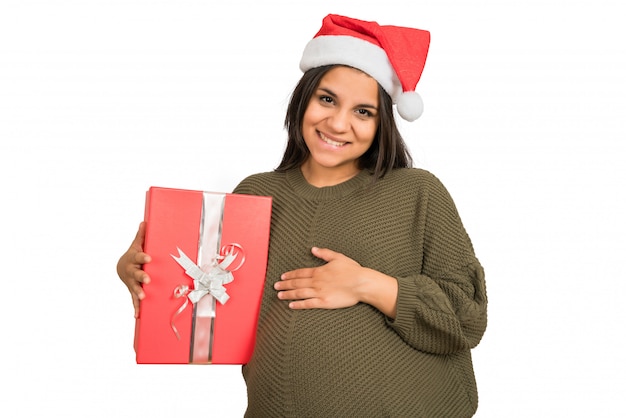 크리스마스 선물 상자를 들고 임신 한 여자