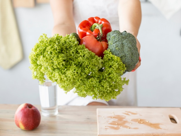 野菜を保持している妊娠中の女性