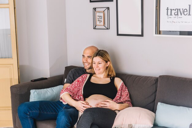 Беременная женщина и муж в гостиной