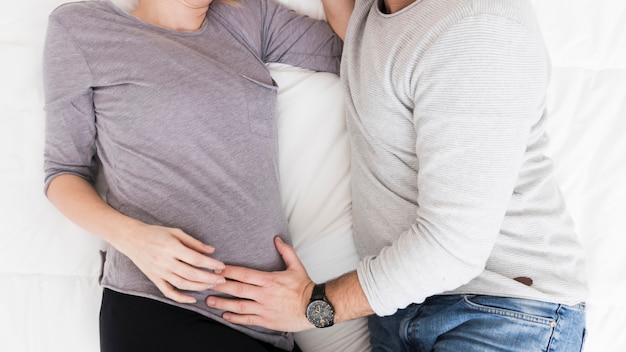 Free photo pregnant woman and husband