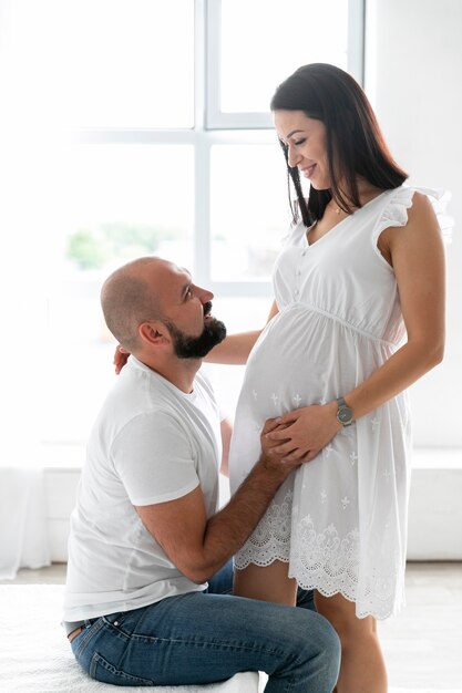 Беременная женщина смотрит на мужа