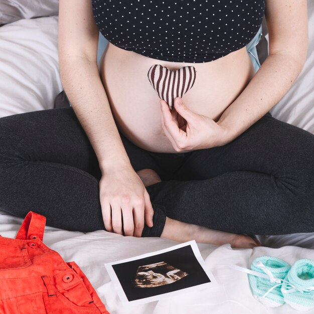 Free photo pregnant woman looking at ultrasound