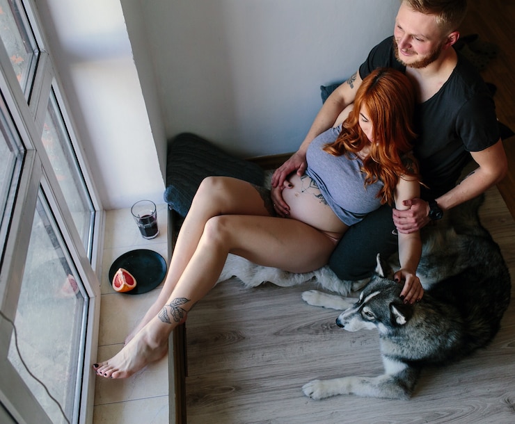 Бесплатный Фотография беременные женщины, лежащей на ее бойфренда на полу
