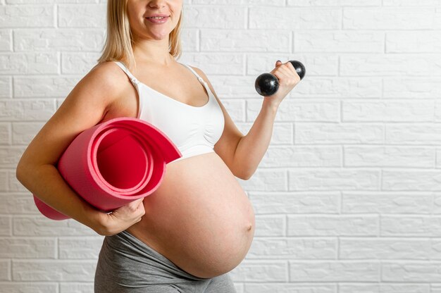 妊娠中の女性がフィットネス運動を作る