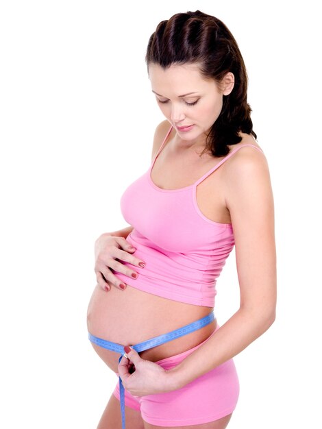 임신 한 여자는 그녀의 배꼽을 측정