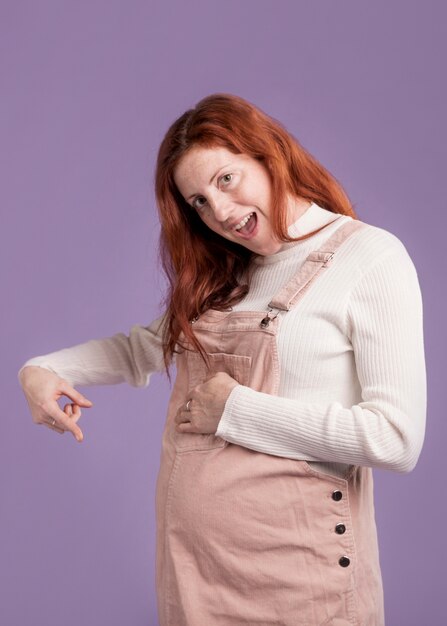 Беременная женщина, указывая на ее беременный живот