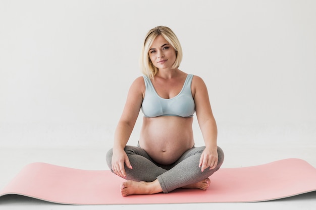 Беременная женщина готова медитировать