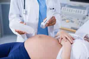 無料写真 妊娠中の女性が胃の超音波スキャンを受信