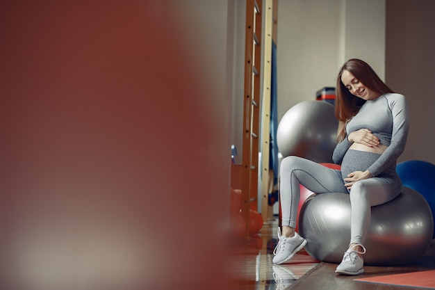 Pregnant woman training in a gym