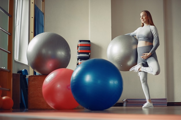 Pregnant woman training in a gym