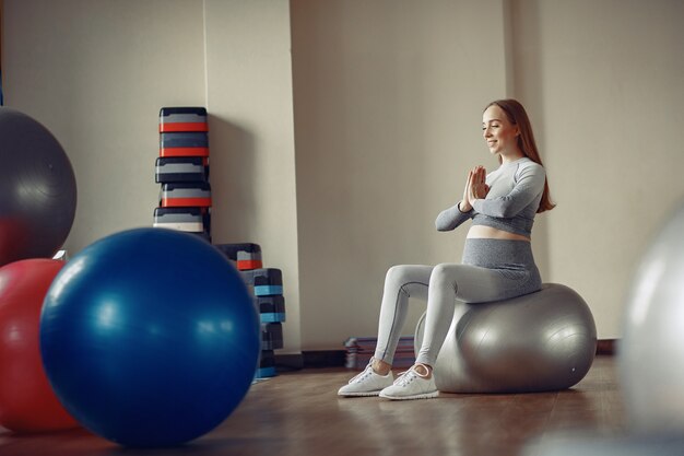 Pregnant woman training in a gym