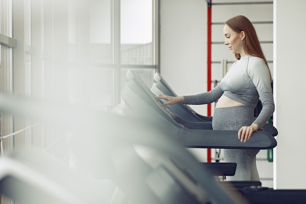 Foto gratuita addestramento della donna incinta in ginnastica