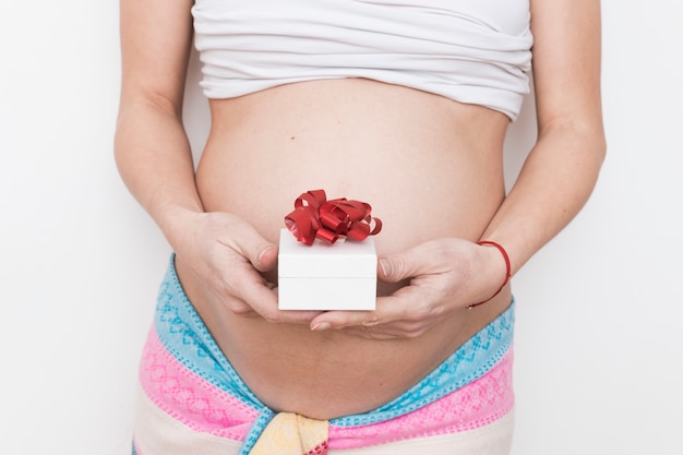 Free photo pregnant woman with gift