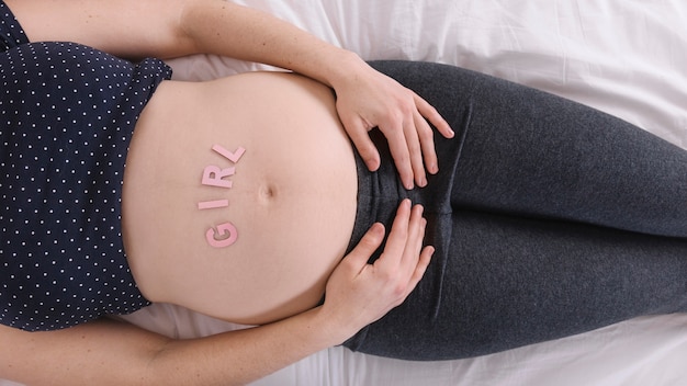 Беременная женщина с письмами