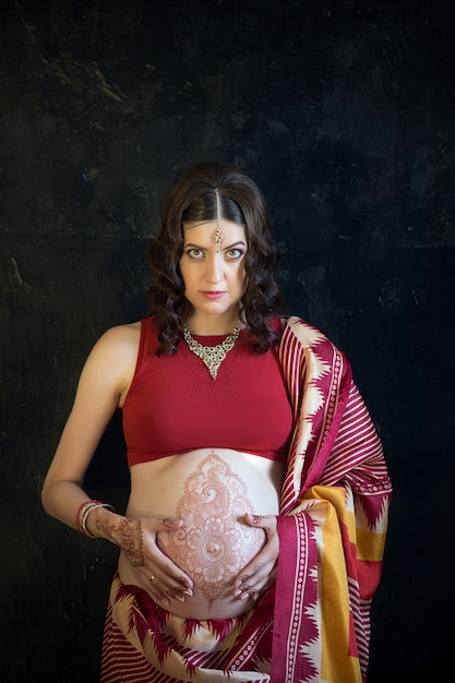 無料写真 ヘナの入れ墨を持つ妊娠中の女性