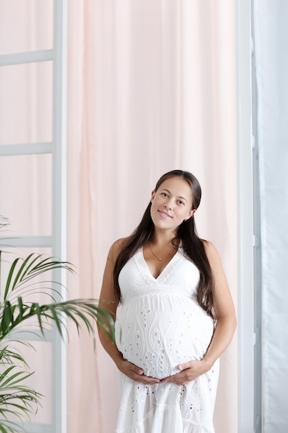 Free photo pregnant woman