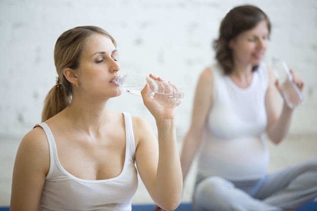 フィットネスクラスの妊婦飲料水