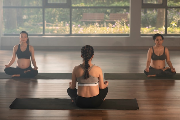 Foto gratuita donne incinte che praticano yoga insieme