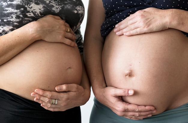 妊娠中の女性は、その隆起を示しています