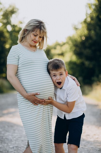 Беременная женщина с сыном