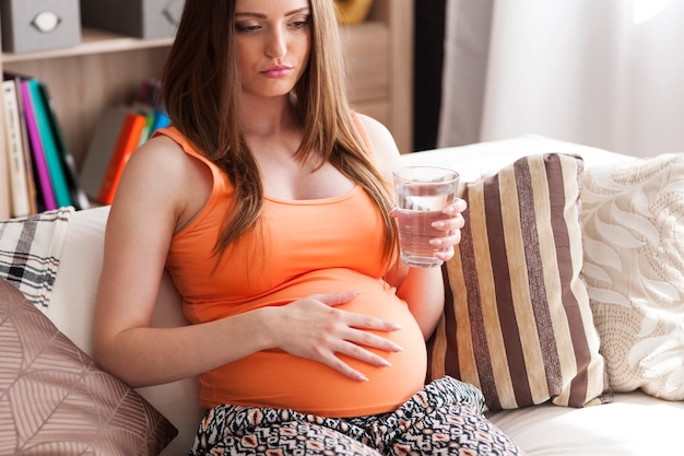 吐き気と妊娠中の若い女性