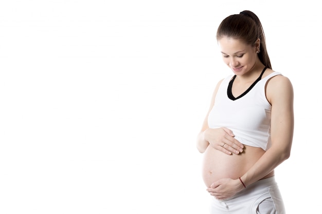 Foto gratuita giovane donna incinta