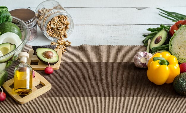 테이블에 유기농 제품으로 건강 식품을 준비합니다. 건강한 음식과 가정 요리의 개념.