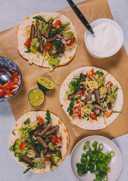 Preparation of mexican tacos with meat and vegetables