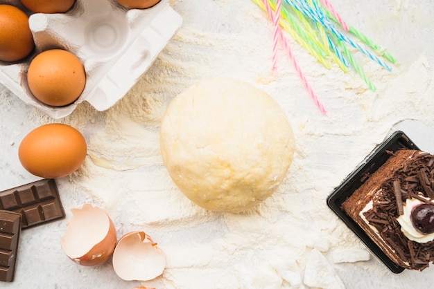 Foto gratuita sfera di pasta preparata con farina e fetta di torta