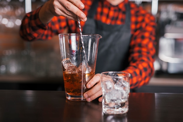 Бесплатное фото Готовим освежающий коктейль в баре