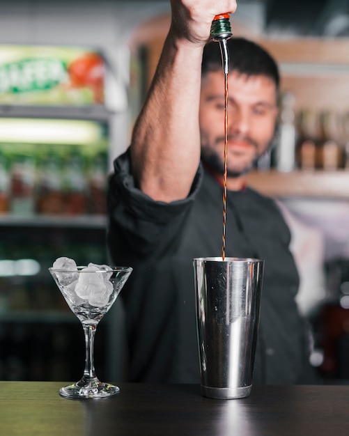 Бесплатное фото Готовим освежающий коктейль в баре