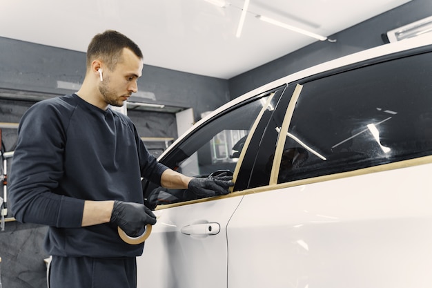 Why choose Service My Car for a Suzuki car service in Dubai? 12 preparing car before spray painting 1157 36583