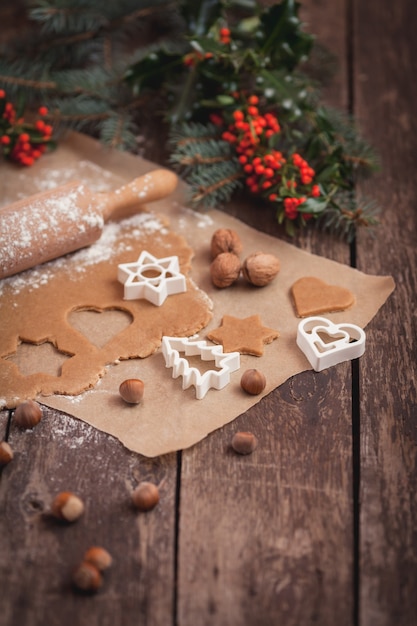 Foto gratuita preparazione dei biscotti alle arachidi di natale