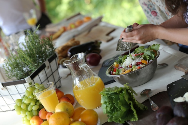 Preparing food for picnic