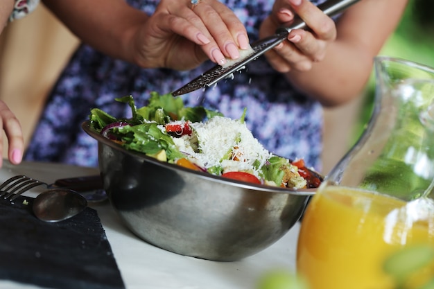 Preparare il cibo per il picnic