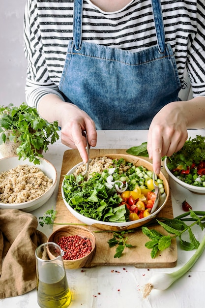 Foto gratuita preparare un'idea di ricetta a base vegetale