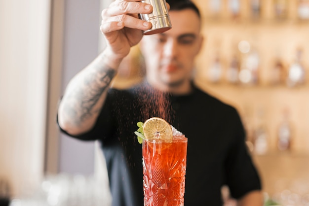 Free photo preparing a refreshing cocktail in a bar