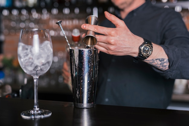 Foto gratuita preparare un cocktail rinfrescante in un bar