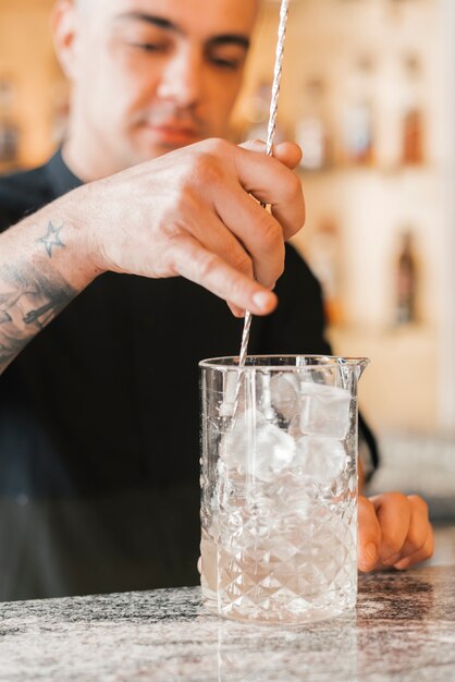Готовим освежающий коктейль в баре