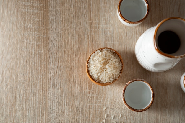 Foto gratuita preparazione della bevanda giapponese sake