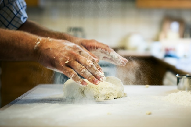 Foto gratuita preparazione del concetto di pressatura della pasta della focaccina al latte