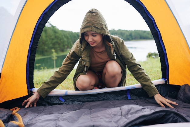 Foto gratuita preparare la tenda per dormire