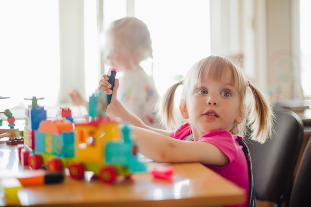 Free photo preschoolers drawing sitting at table